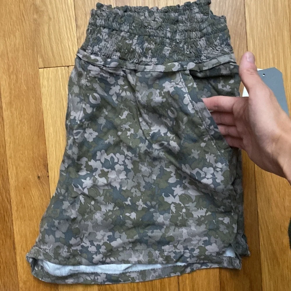 NWT Wit & Wisdom Army Green Floral Elastic Waist Shorts Size XS